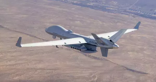 「海自の無人機「空飛ぶレーダーサイト」に変身か!? 「防衛の空白埋める」「働き方も変わる」新たな使い方とは？」の画像