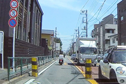 「通さんぞ」東京の道を狭める“極太ポール”がなくなる日 無数の擦り跡…実はもう実質不要？