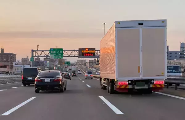 「追越車線に出てきて延々通せんぼ」トラックだって焦ってる？ トラック側の言い分とは