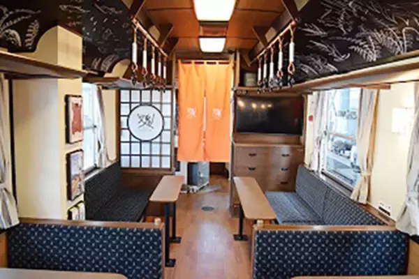 「走る古民家」って？ ユニーク観光列車登場 お座敷はボックス席に再リニューアル