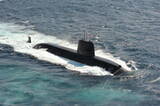 「海自の潜水艦が「巨大なヘリ空母」と一緒に整列！ 重要拠点の“特別な光景”を収めたショットが公開」の画像1