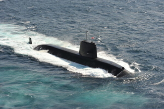 海自の潜水艦が「巨大なヘリ空母」と一緒に整列！ 重要拠点の“特別な光景”を収めたショットが公開