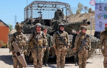 仏軍「ルクレール」戦車に“公式ドローン対策”仕様が登場！ メーカー純正の追加装甲キットを初公開