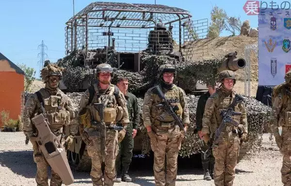 仏軍「ルクレール」戦車に“公式ドローン対策”仕様が登場！ メーカー純正の追加装甲キットを初公開