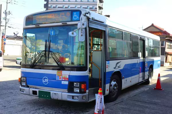 鉄道廃止で「バス専用道」化、あまり意味なし？ 本数を“列車の1.5倍”にするコスパいい方法に結論 豪雨被害で全線運休の路線