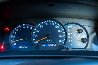 なぜ日本の車はメーターが「180km/h」まであるの？ 法律じゃない“謎の自主規制”のカラクリ