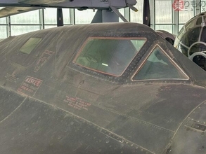 世界最速！ マッハ3の“黒い怪鳥”SR-71 なぜ“たった1機”だけ米国ではなく英国の博物館にポツンといるの？ その数奇な運命とは