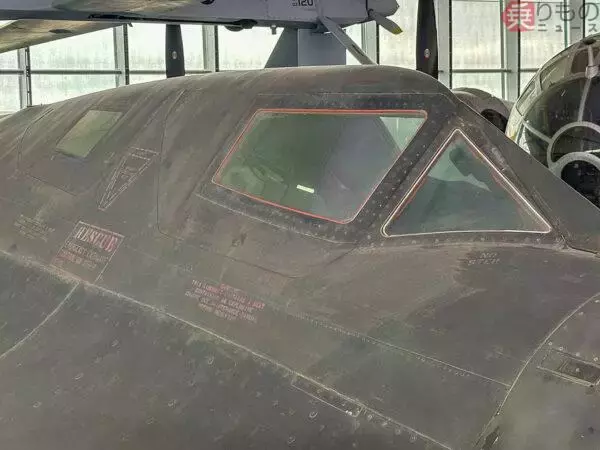 世界最速！ マッハ3の“黒い怪鳥”SR-71 なぜ“たった1機”だけ米国ではなく英国の博物館にポツンといるの？ その数奇な運命とは