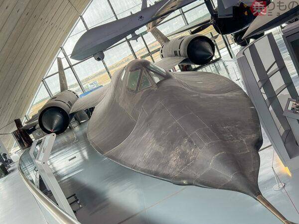 世界最速！ マッハ3の“黒い怪鳥”SR-71 なぜ“たった1機”だけ米国ではなく英国の博物館にポツンといるの？ その数奇な運命とは
