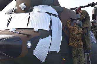 まるで大雪像かサナギのよう！ ラッピングされた大型ヘリ「チヌーク」トンガへ向け出発