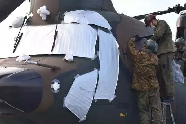 まるで大雪像かサナギのよう！ ラッピングされた大型ヘリ「チヌーク」トンガへ向け出発