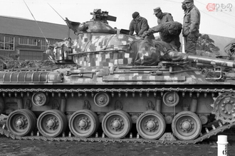 【懐かしの自衛隊】え、デジタル迷彩の61式戦車!? 国産の最新鋭戦車として74式戦車が脚光を浴びていた1970年代