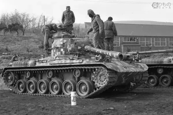 「【懐かしの自衛隊】え、デジタル迷彩の61式戦車!? 国産の最新鋭戦車として74式戦車が脚光を浴びていた1970年代」の画像