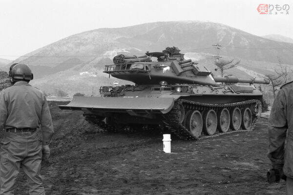 【懐かしの自衛隊】え、デジタル迷彩の61式戦車!? 国産の最新鋭戦車として74式戦車が脚光を浴びていた1970年代