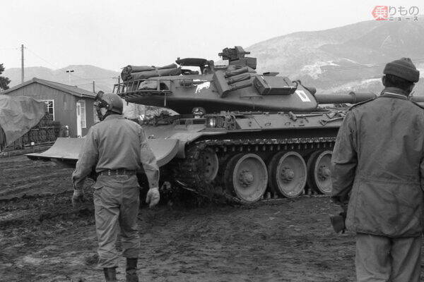 【懐かしの自衛隊】え、デジタル迷彩の61式戦車!? 国産の最新鋭戦車として74式戦車が脚光を浴びていた1970年代