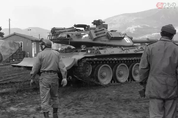 「【懐かしの自衛隊】え、デジタル迷彩の61式戦車!? 国産の最新鋭戦車として74式戦車が脚光を浴びていた1970年代」の画像