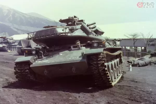 「【懐かしの自衛隊】え、デジタル迷彩の61式戦車!? 国産の最新鋭戦車として74式戦車が脚光を浴びていた1970年代」の画像