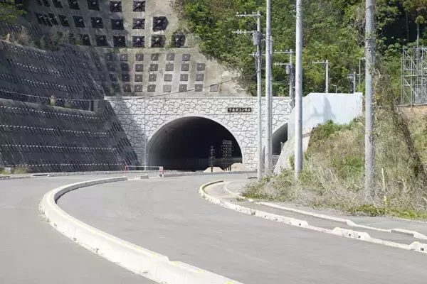 「うぉ、なんだあの立派な道路…！」 神奈川の山間部でもうすぐ完成しそう？ そこは「モノレール計画もあった大学キャンパス跡」付近