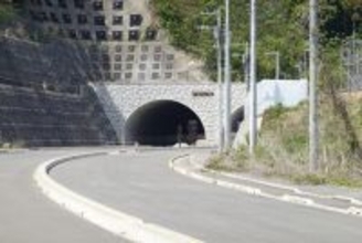 「うぉ、なんだあの立派な道路…！」 神奈川の山間部でもうすぐ完成しそう？ そこは「モノレール計画もあった大学キャンパス跡」付近