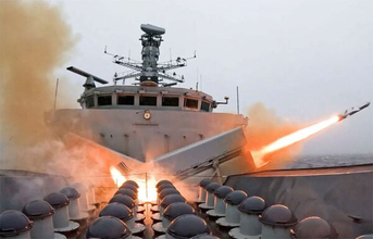 英海軍の次世代対艦ミサイルが標的艦を吹き飛ばす!? 艦内で爆風が発生する瞬間まで捉えた映像公開される