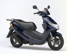 人呼んで「通勤快速」 スズキのド定番スクーターの39年 いかにもスズキな“売り方”とは？