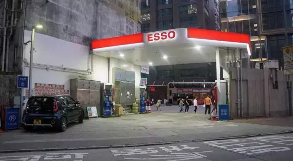 ガソリン1Lが「646円」！ 世界屈指の高価格なぜ？ 通行料6000円を払って給油する香港の「現実解」