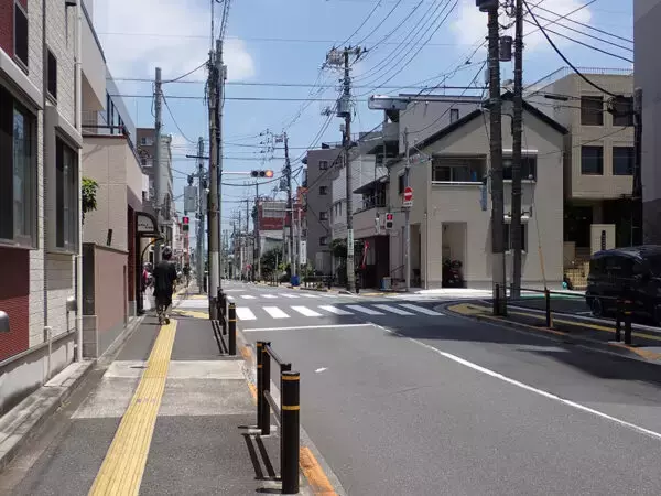 「たしかに危険」サッカー三笘選手が事故した現場に行ってみた 表示なき「隠れ歩車分離式信号」のワナ