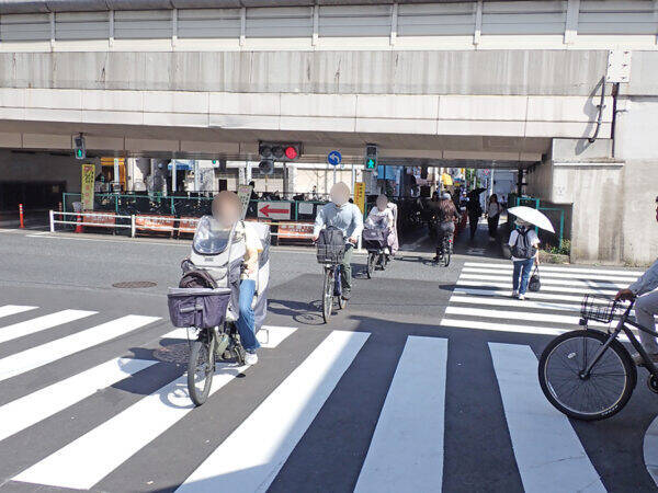 「たしかに危険」サッカー三笘選手が事故した現場に行ってみた 表示なき「隠れ歩車分離式信号」のワナ