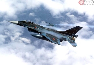 空自機が海面上を飛ぶ「怪しい中国軍機」の姿を捉えた！ 珍しいアングルの画像を防衛省が公開