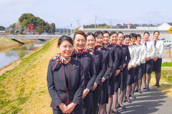 なぜ実現？JALのCA、制服姿で「日本一魅力のない市」の川沿いに12人並ぶ 珍景の裏側