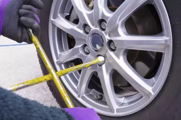 スタッドレスタイヤに「自分で交換したい！」 いちいちお金払うよりホントにお得？ その方法と実際のところ