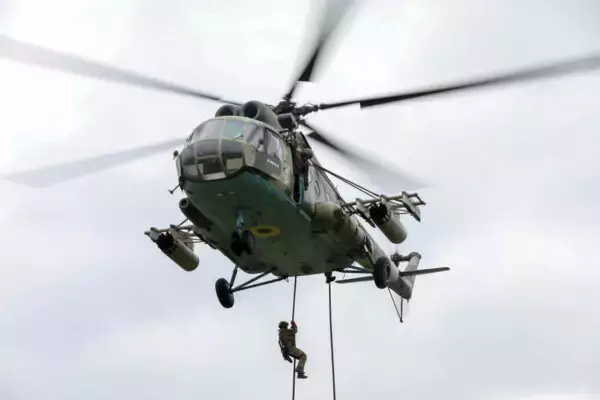 旧式ヘリが「迎撃機」に生まれ変わった!? ウクライナが旧ソ連機を“ドローン母機”として再活用する衝撃の戦術