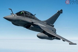 フランス最新戦闘機に「日本のゆるキャラ」が同乗！ 幸運を掴んだマスコットの正体とは？ 雲上の様子が公開