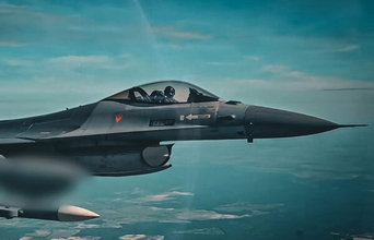 首都に迫る“高速侵入者”をF-16が緊急撃墜 ウクライナが最新鋭ドローンの迎撃画像を公開