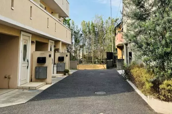 「私道での違法駐車」取り締まれない説はホント？すべてに“道路交通法”適用できないワケとは
