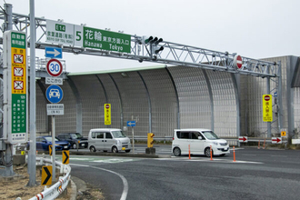 NEXCO東日本激怒「絶対やめて」 高速道路に「狂気の侵入者」出現 “重大事故寸前”の戦慄映像が公開