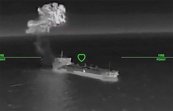 ウクライナ軍の“海の刺客”がロシア「影の船団」に突撃！ タンカーが“大爆発する瞬間”を捉えた鮮明映像を公開“90隻以上が標的”