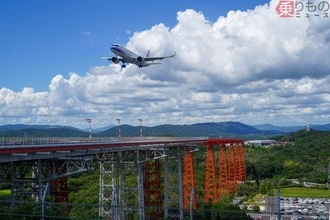 全長786m！ 広島空港名物「一般人禁制の超巨大な赤い橋」その内部が明らかに！ 内部がYouTube初公開 驚愕の全貌