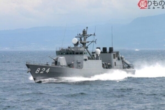 海自ミサイル艇が「墜落した巨大無人機の一部」を激写！ 海面を漂う浮遊物を捉えた画像が公開される
