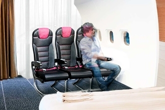 浦安のホテルに「JALの部屋」誕生 本物の席やカートが鎮座…カーペットまで元JAL機！
