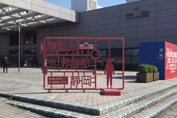 「えっ…静岡駅に「やたら精巧な電話できない公衆電話」がありました。なぜこんなモノが置かれているのでしょうか？」の画像