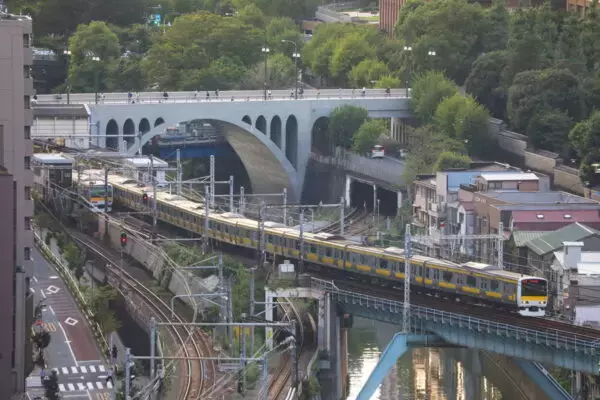 相互直通する総武線と中央線の境目ってドコ？ 都心の駅にポツンと立つ「0書きの杭」震災を乗り越えた鉄道史