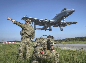 地上で戦う空軍兵士!? 戦場の空を地上から支える「スペシャリスト集団」 実は “脱落率9割” の超難関