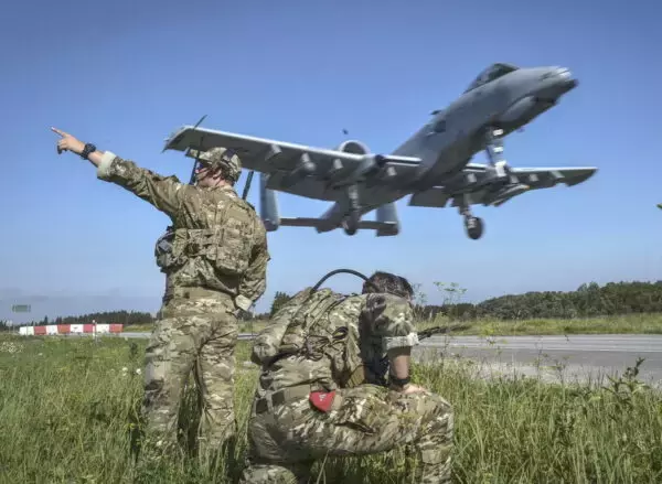 地上で戦う空軍兵士!? 戦場の空を地上から支える「スペシャリスト集団」 実は “脱落率9割” の超難関