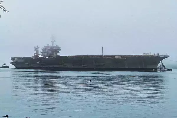 寂しげな姿 元アメリカ第7艦隊の空母「キティホーク」解体に向けた最後の航海