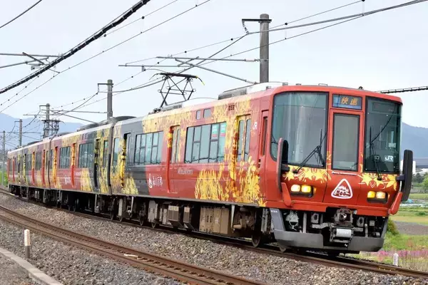 「JR西日本 223系「森の京都QRトレイン」の内装リニューアル 座席シートカバーは6色に」の画像