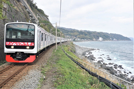 伊豆急行3000系「アロハ電車」 普通電車で4月30日運行開始 伊豆高原駅では出発式開催