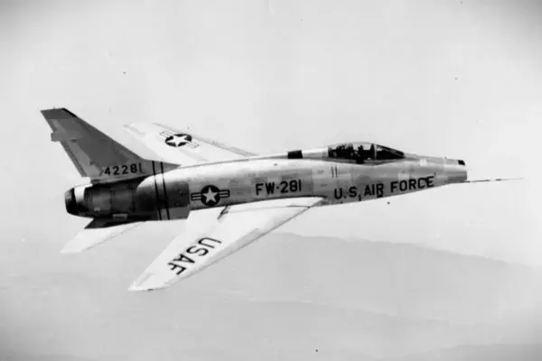 垂直尾翼を失っても飛び続けた!? 米大型爆撃機が半世紀前に起こした奇跡　JAL123便を想起させる“絶望的状況”からの生還