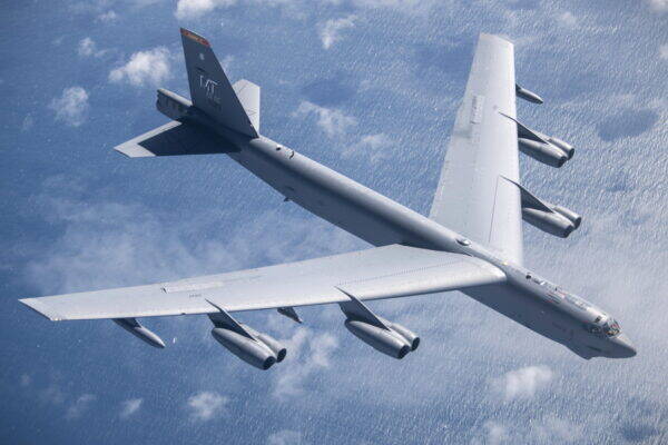 垂直尾翼を失っても飛び続けた!? 米大型爆撃機が半世紀前に起こした奇跡　JAL123便を想起させる“絶望的状況”からの生還