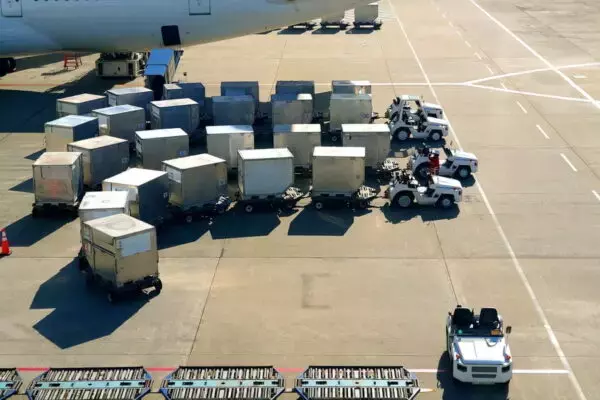 全国の空港で起きている「地上クルー不足」ひと事ではないワケ 国も重要課題に位置付け